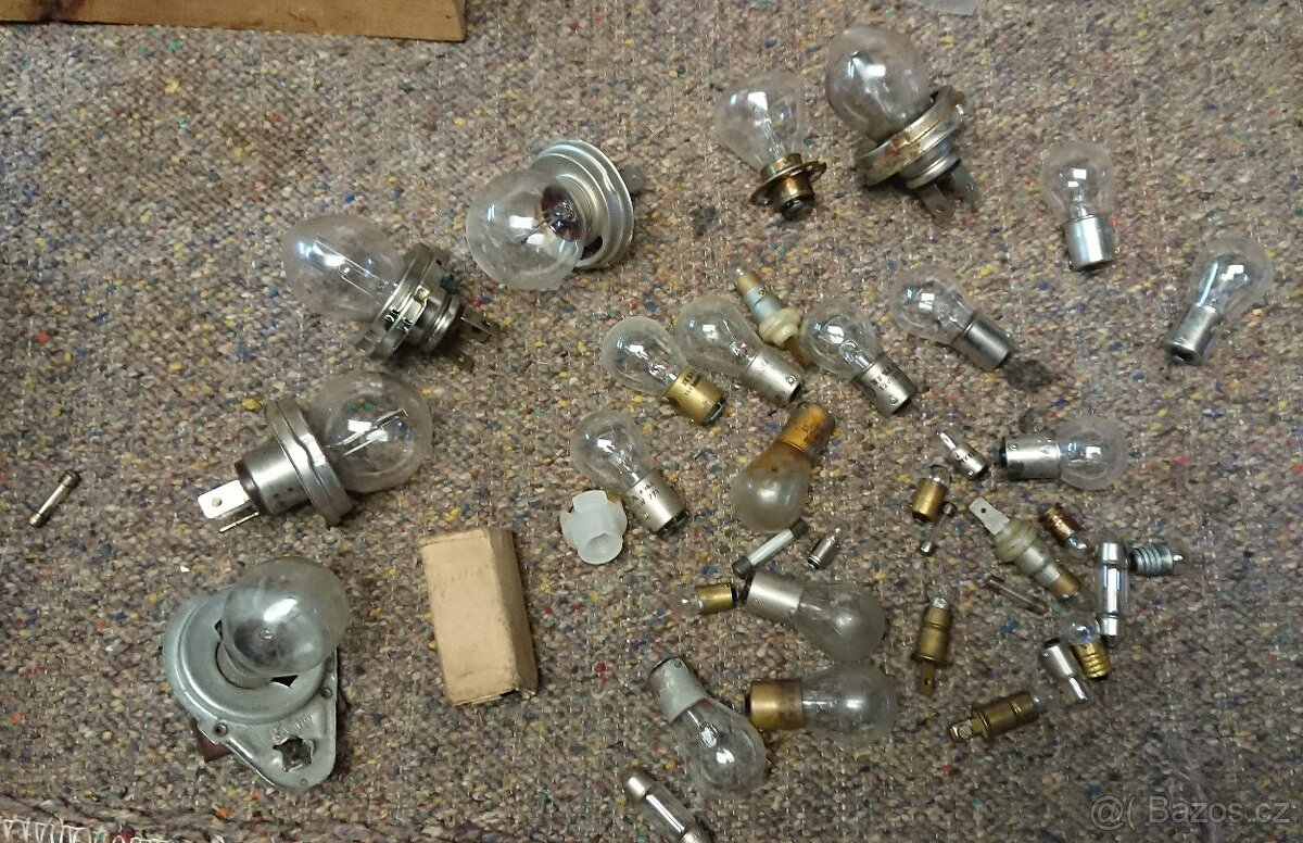 Drobné díly auto-moto, vypínače, žárovky, spojovák. - 20