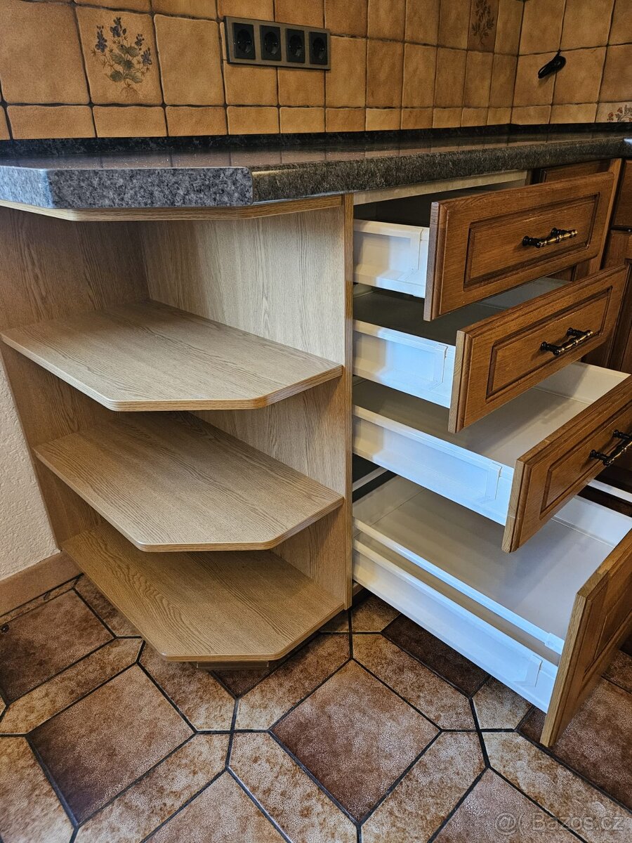 Krásná kuchyňská linka se spotřebiči - 20