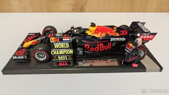 Max Verstappen 1:18 s figurkou - prvy titul Abu Dhabi 2021 - 20