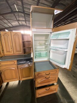 Masivní kuchyňská linka z Německa se spotřebiči - 20