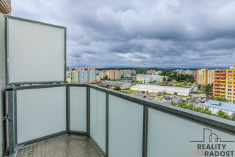 Světlý prostorný byt 3+1 s jídelnou a dvěma balkony v posled - 20