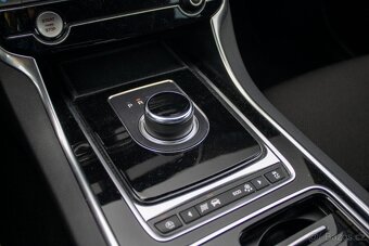 Jaguar XE 2.0 I4P R-Sport AT - 20