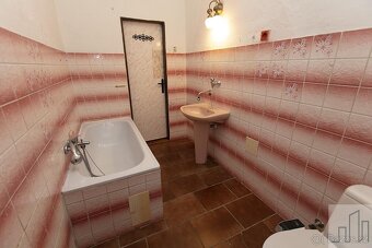 Prostorný dvougenerační rodinný dům v obci Lahošť, okres Tep - 20