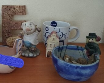 Hrnky, těžítka, figurky, keramika, sklo a dózy dle fota. - 20