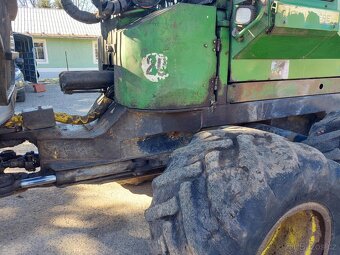 Vyvážecí traktor J. Deere 810 D - 20