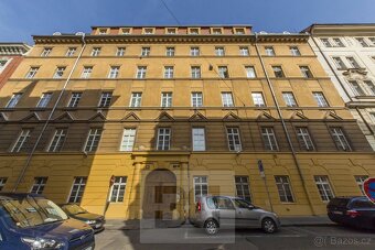 Prostorný a slunný byt 2+kk v klidné části centra Prahy - 20