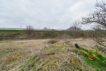 Malý pozemek u silničního přivaděče - 20