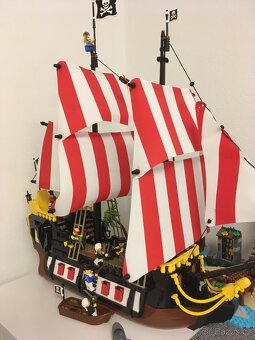 LEGO IDEAS PIRÁTI 21322 Zátoka pirátů z lodě Barakuda - 20