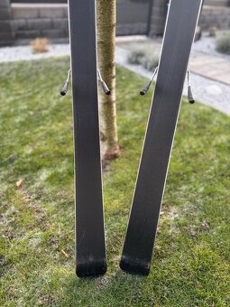 Lyže Fischer, lyžáky Salomon, hůlky, helma a brýle - 20