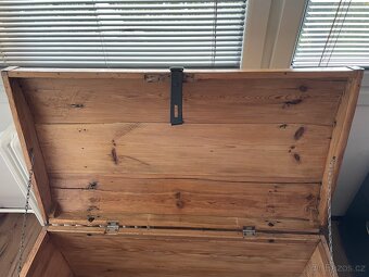 Dřevěná truhla s kováním české výroby - 20