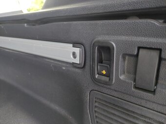 VW Touran DSG HIGHLINE LED ACC NAVI VYHŘ.SEDAČKY TAŽNÉ - 20