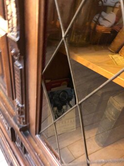 Masivní dřevěná vyřezávaná skříň s vitráží - 20