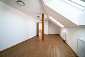 Rodinný dům 5+1 po rekonstrukci, Buchlovice, pozemek 463m2 - 20