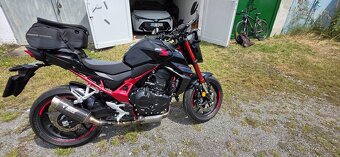 Honda CB 750 Hornet Rok 2023 najeto pouze 8900km - 20