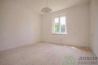 Rodinný dům se zahradou v obci Uhelná - 20