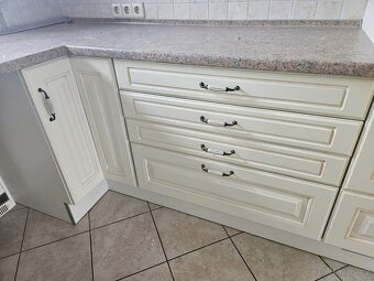 Moderní kuchyňská linka se spotřebiči - 20