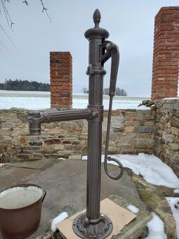Litinová ruční pumpa. - 20