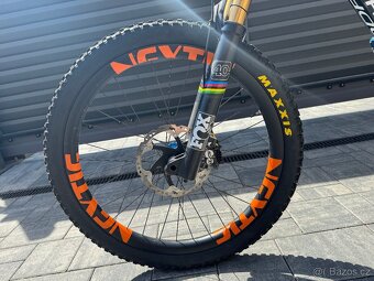 Carbon sjezd bike DH kolo Mondraker SUMMUM karbon Fox40 DHX2 - 20