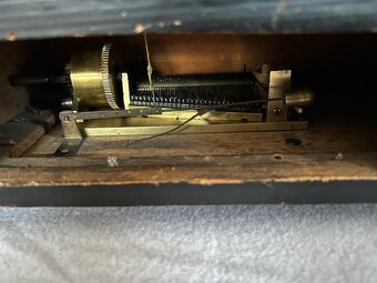 Empírové hodiny - kováři s hracím strojem zajímavý mode - 20