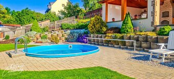 NOVINKA - Prodej krásného rodinného domu s bazénem, dřevěnou - 20