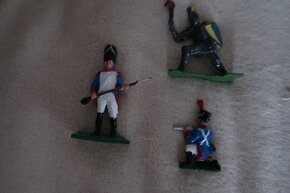 cínoví vojáčci a další figurky - 20