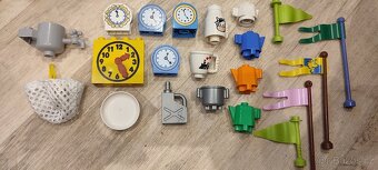 Různé drobné hračky, abeceda,kuličkodráha,auta,díly k Duplo - 20
