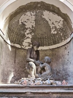 Obří pískovcové sousoší „Matka s dítětem” z období první rep - 20