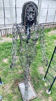 Prodám kovovou sochu ženy - 20