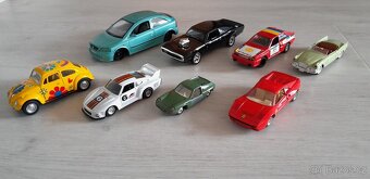 autíčka - modely MIX větší - obyčejné i značkové - 20