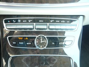 Mercedes Benz E 220d AMG CABRIO BÉŽOVÁ KŮŽE,TOP STAV - 20