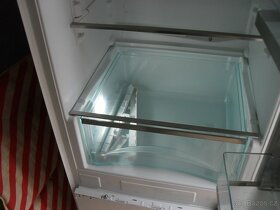 VESTAVNÁ KOMBINOVANÁ LEDNIČKA MIELE-283L,STÁŘÍ ROK,NOFROST - 20