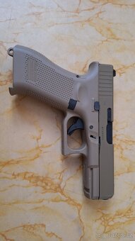 AR-15, Glock 19X - 20