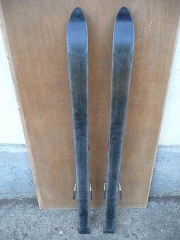 Tři páry značkových lyží - 20