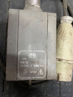 Levně prodám starší elektromateriál - 20