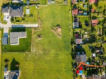 Prodej stavebního, zasíťovaného pozemku o výměře 1403 m2 v l - 20