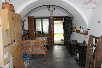 Nabízíme Vám k prodeji rodinný dům se 2 bytovými jednotkami, - 20