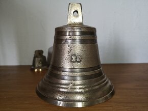 starý bronzový zvon s číslicí "9" nebo "20"-čtěte popis - 20