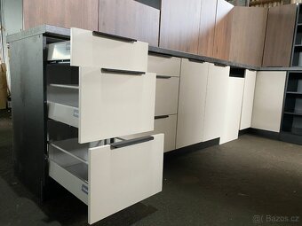 Moderní kuchyňská linka bez spotřebiči - 20