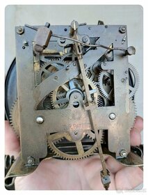 Řezbované mechanické figurální nástěnné hodiny s koníkem - 20
