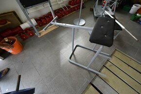 činky a posilovací stroje - 20
