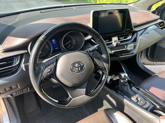 Toyota C-HR Hybrid 1.8 e-CVT, r. 2019 – perfektní stav, spol - 20