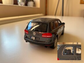 28 ks modelů aut 1:18 a 1:24 + osvětlená vitrína - 20