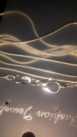 KRÁSNÝ DÁREK - Dámský řetízek se 4 různými přívěsky - 20