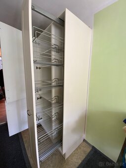 Moderní kuchyňská linka se spotřebiči - 20