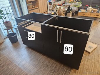 Moderní kuchyňská linka se spotřebiči - 20