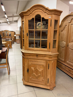 Rohová dubová prosklená vitrina- komplet masív - 20