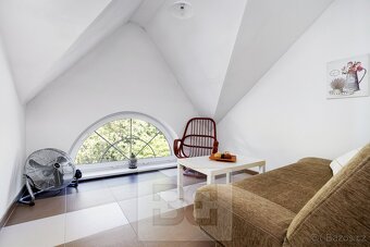 Prostorný rodinný dům 6+kk s bazénem a výhledem na zámecký p - 20