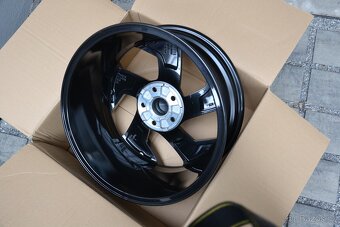 Škoda Superb III/IV/VW Passat B8-NOVÉ orig.Alu 18-8x18,ET44 - 20