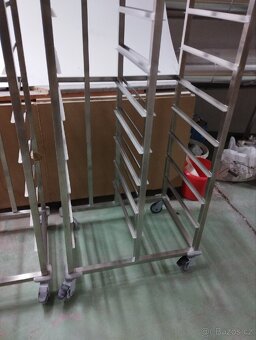Nerezové poj.vozíky na táci. - 20