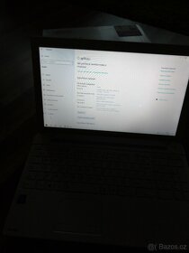 Bílý notebook Toshiba s Win - 20